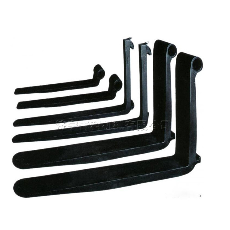 Манипулятор для погрузки и разгрузки тяжелых грузов. Зубья вил погрузчика. Вилочный погрузчик грузоподъемностью 3,5 тонны с удлиненным рукавом вил.