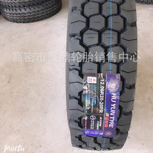 Производитель поставляет шины Chaoyang Tiger Transport с цельнометаллическими шинами для задних восьмиколесных самосвалов 1200R20 для горнодобывающей техники.